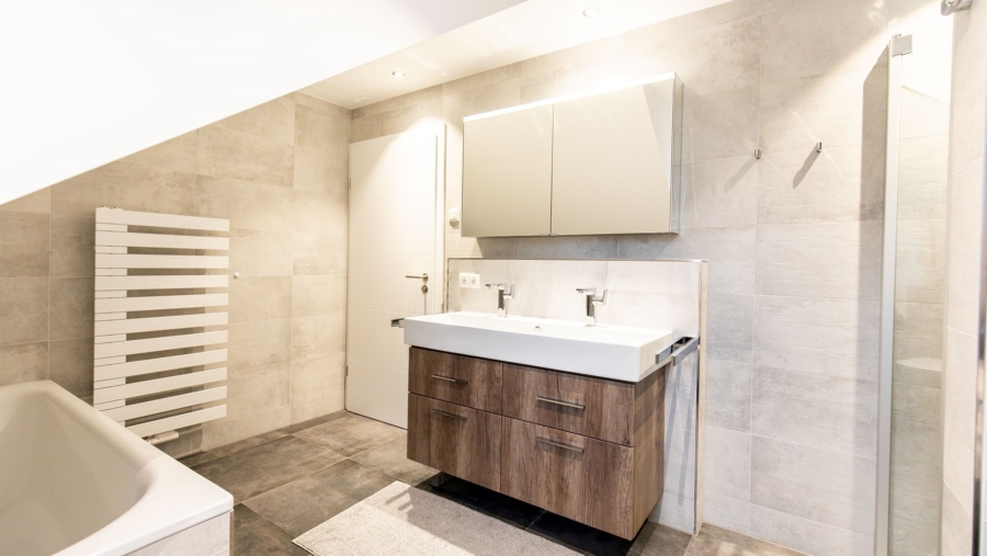 Absolute Rarität! Edle 4-Zimmer-Dachgeschosswohnung mit Luxusausstattung und großem Westbalkon - Badezimmer