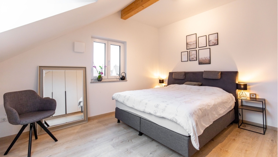 Absolute Rarität! Edle 4-Zimmer-Dachgeschosswohnung mit Luxusausstattung und großem Westbalkon - Schlafzimmer