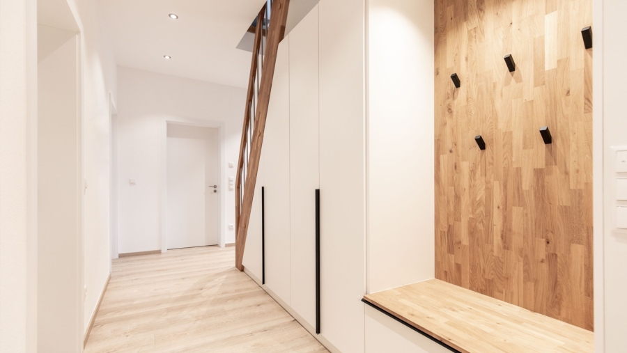 Absolute Rarität! Edle 4-Zimmer-Dachgeschosswohnung mit Luxusausstattung und großem Westbalkon - Garderobe