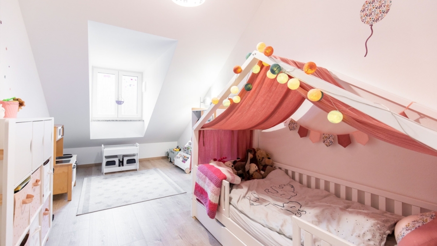 Absolute Rarität! Edle 4-Zimmer-Dachgeschosswohnung mit Luxusausstattung und großem Westbalkon - Kinderzimmer 1