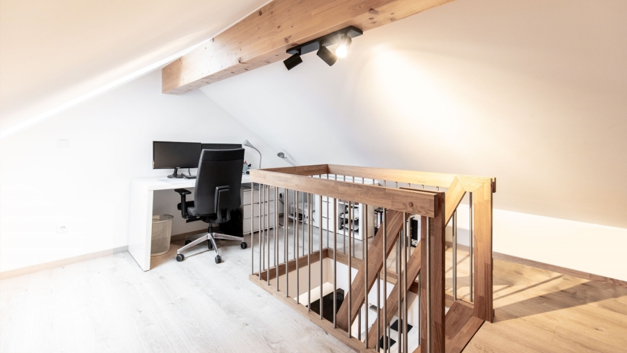 Absolute Rarität! Edle 4-Zimmer-Dachgeschosswohnung mit Luxusausstattung und großem Westbalkon - Büro