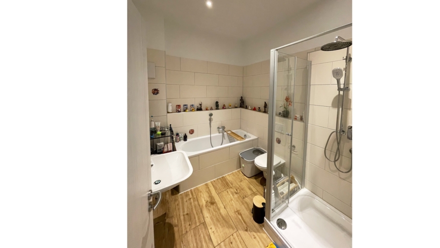 Topzustand! 3-Zimmer-Dachterrassenwohnung mit Einbauküche, TG-Stellplatz & idealer Südausrichtung - Badezimmer