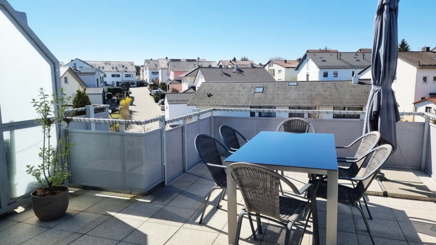 Topzustand! 3-Zimmer-Dachterrassenwohnung mit Einbauküche, TG-Stellplatz & idealer Südausrichtung - Dachterrasse
