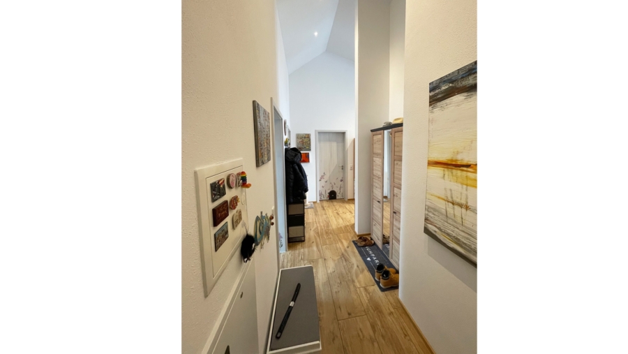 Topzustand! 3-Zimmer-Dachterrassenwohnung mit Einbauküche, TG-Stellplatz & idealer Südausrichtung - Diele