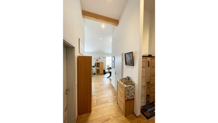 Topzustand! 3-Zimmer-Dachterrassenwohnung mit Einbauküche, TG-Stellplatz & idealer Südausrichtung - Eingangsbereich