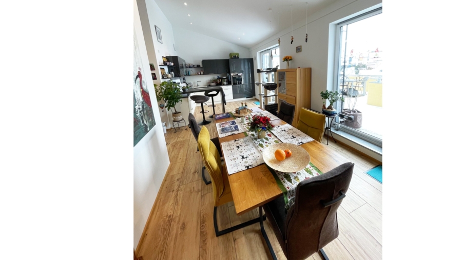 Topzustand! 3-Zimmer-Dachterrassenwohnung mit Einbauküche, TG-Stellplatz & idealer Südausrichtung - Essbereich mit Küche