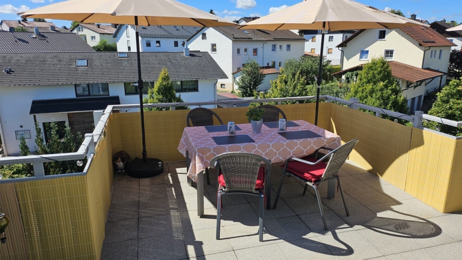 Topzustand! 3-Zimmer-Dachterrassenwohnung mit Einbauküche, TG-Stellplatz & idealer Südausrichtung - Sommerimpressionen