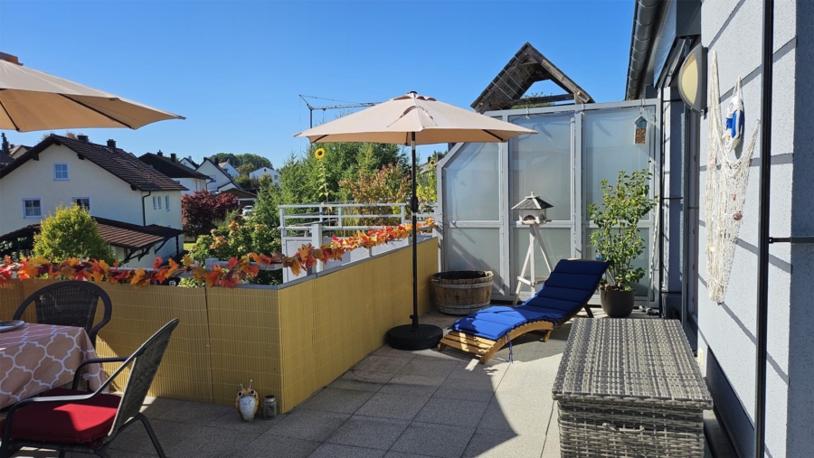 Topzustand! 3-Zimmer-Dachterrassenwohnung mit Einbauküche, TG-Stellplatz & idealer Südausrichtung - Sommerimpressionen