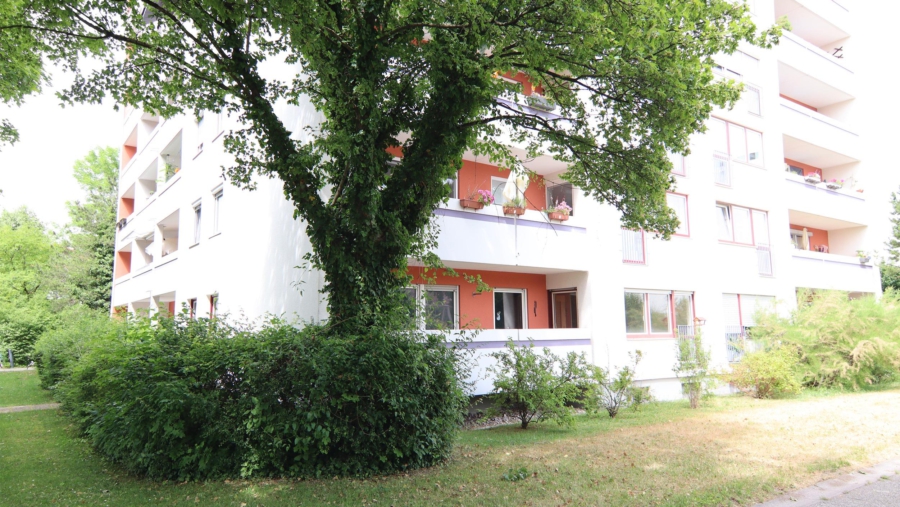 Renovierungsbedürftige 3,5-Zimmer-Eigentumswohnung mit ca. 106 m² Wohnfläche im Herzen von Ismaning! - Hausansicht