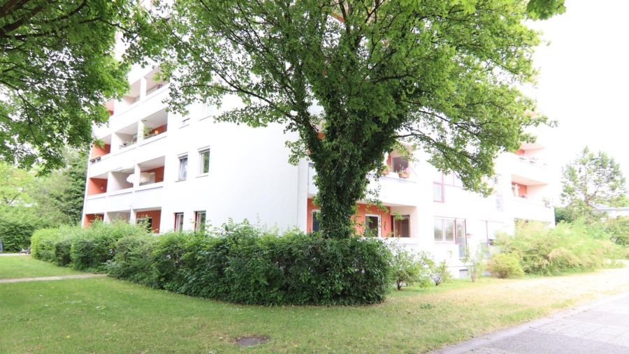 Renovierungsbedürftige 3,5-Zimmer-Eigentumswohnung mit ca. 106 m² Wohnfläche im Herzen von Ismaning! - Hausansicht 2