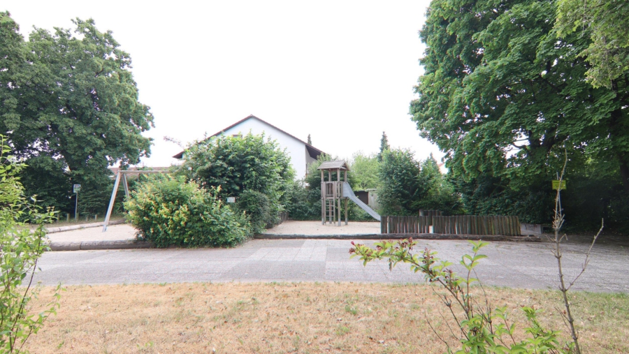 Renovierungsbedürftige 3,5-Zimmer-Eigentumswohnung mit ca. 106 m² Wohnfläche im Herzen von Ismaning! - Ausblick vom Balkon