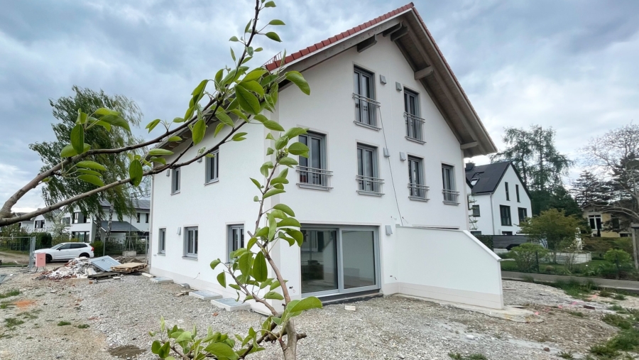 Moderne Neubau-Doppelhaushälfte in sehr ruhiger Wohnlage im Herzen von Gelting zum Erstbezug - Hausansicht Garten