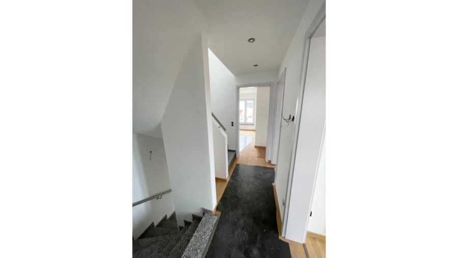 Moderne Neubau-Doppelhaushälfte in sehr ruhiger Wohnlage im Herzen von Gelting zum Erstbezug - Flur im Obergeschoss