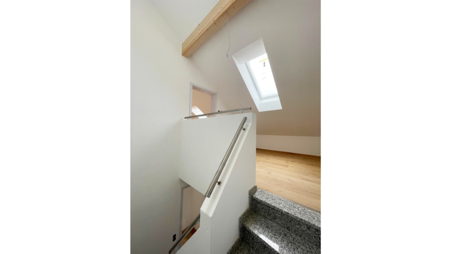 Moderne Neubau-Doppelhaushälfte in sehr ruhiger Wohnlage im Herzen von Gelting zum Erstbezug - Treppenaufgang zum DG