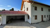 Hausansicht mit Garage