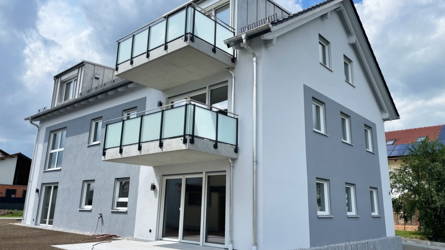 Perfekt geschnittene 2-Zimmer-Eigentumswohnung mit Blick ins Grüne im Herzen von Pliening - Hausansicht 2