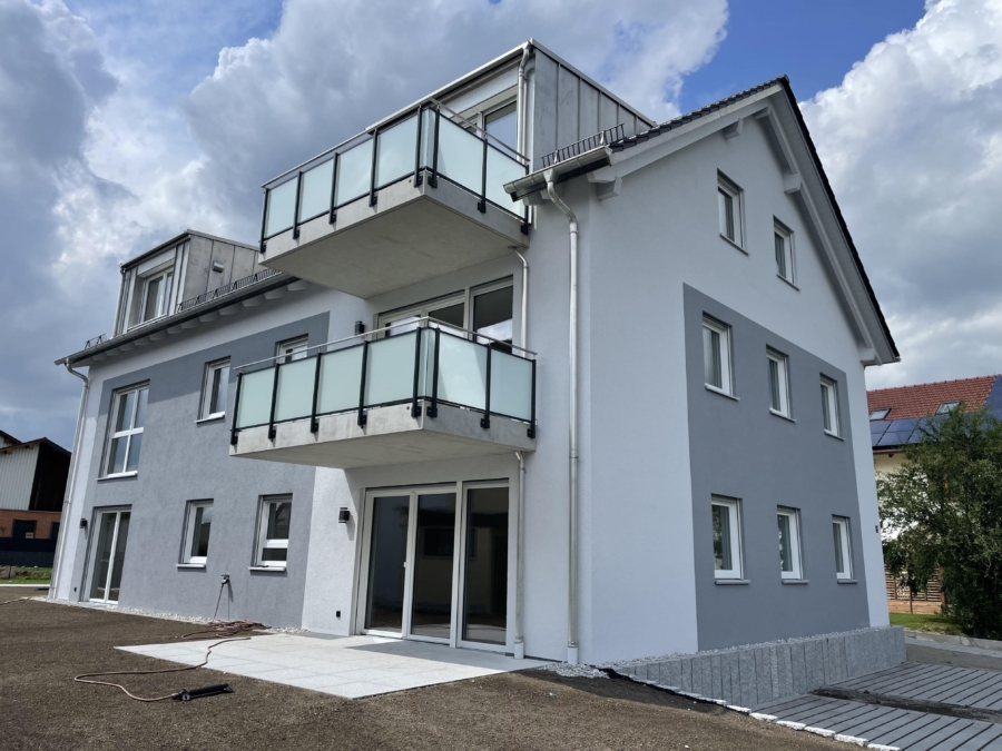 Perfekt geschnittene 2-Zimmer-Eigentumswohnung mit Blick ins Grüne im Herzen von Pliening - Südansicht