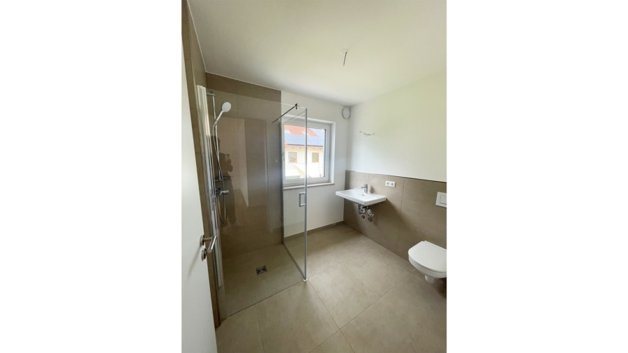 Perfekt geschnittene 2-Zimmer-Eigentumswohnung mit Blick ins Grüne im Herzen von Pliening - Tageslichtbad