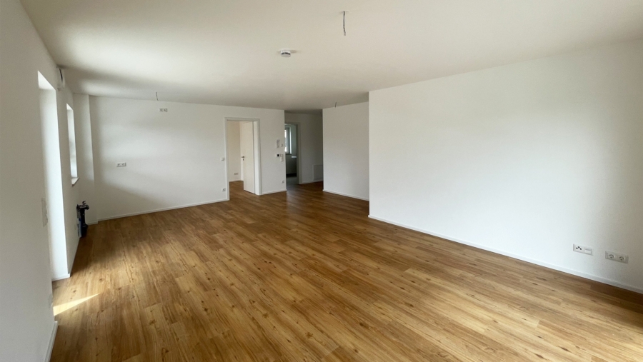 Perfekt geschnittene 2-Zimmer-Eigentumswohnung mit Blick ins Grüne im Herzen von Pliening - Wohnbereich