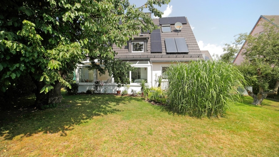 Freistehendes Zweifamilienhaus mit Traumgarten in absolut ruhiger Wohnlage zum Selbstbezug - Garten