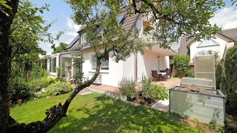 Freistehendes Zweifamilienhaus mit Traumgarten in absolut ruhiger Wohnlage zum Selbstbezug - Hausansicht