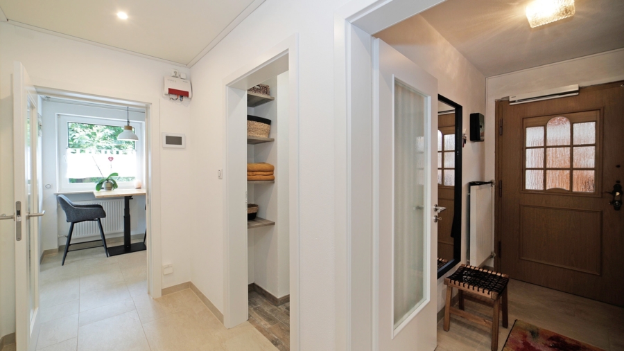 Freistehendes Zweifamilienhaus mit Traumgarten in absolut ruhiger Wohnlage zum Selbstbezug - Eingangsbereich