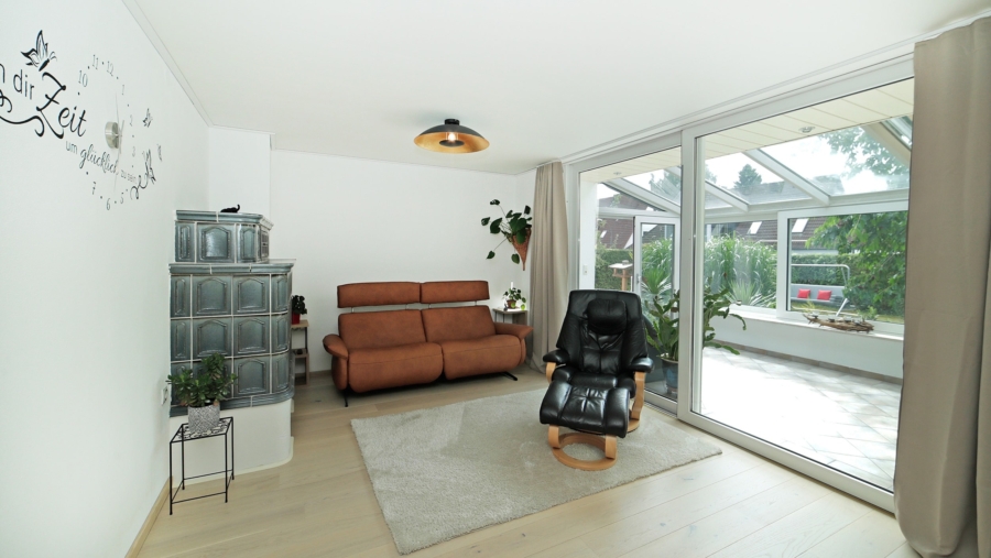 Freistehendes Zweifamilienhaus mit Traumgarten in absolut ruhiger Wohnlage zum Selbstbezug - Wohnzimmer