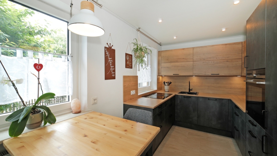 Freistehendes Zweifamilienhaus mit Traumgarten in absolut ruhiger Wohnlage zum Selbstbezug - Küche