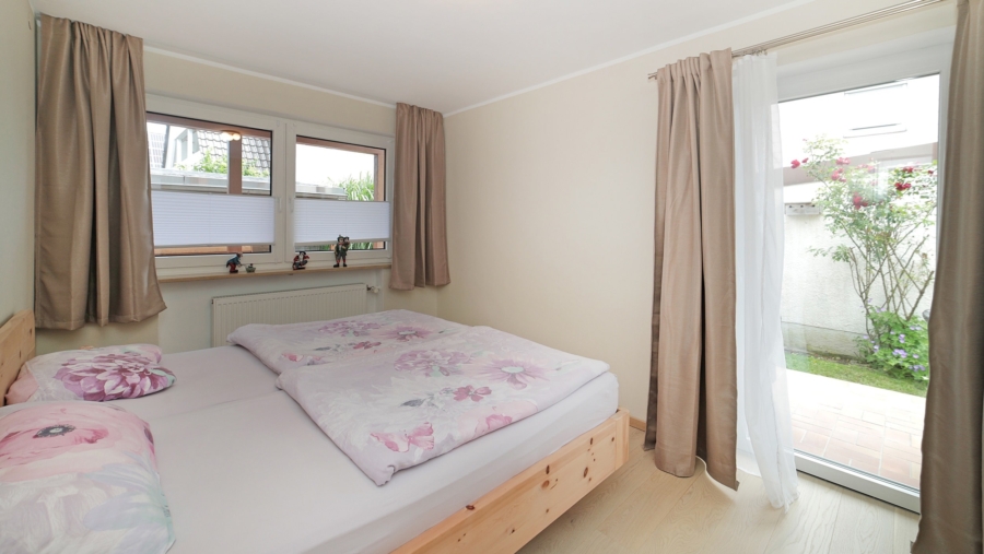 Freistehendes Zweifamilienhaus mit Traumgarten in absolut ruhiger Wohnlage zum Selbstbezug - Schlafzimmer