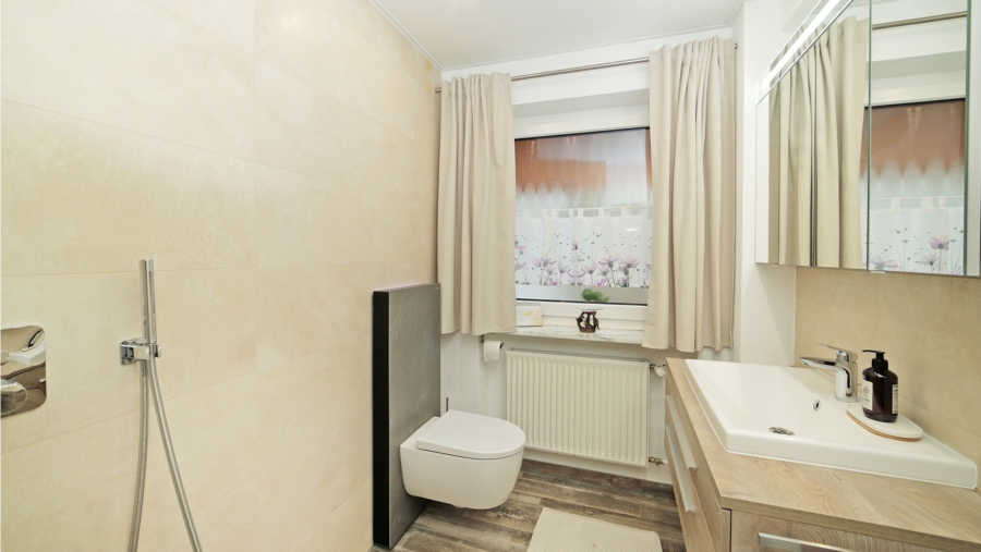 Freistehendes Zweifamilienhaus mit Traumgarten in absolut ruhiger Wohnlage zum Selbstbezug - Badezimmer im EG