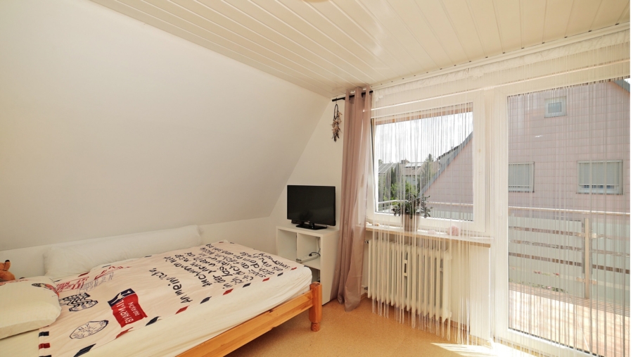 Freistehendes Zweifamilienhaus mit Traumgarten in absolut ruhiger Wohnlage zum Selbstbezug - Kinderzimmer im DG