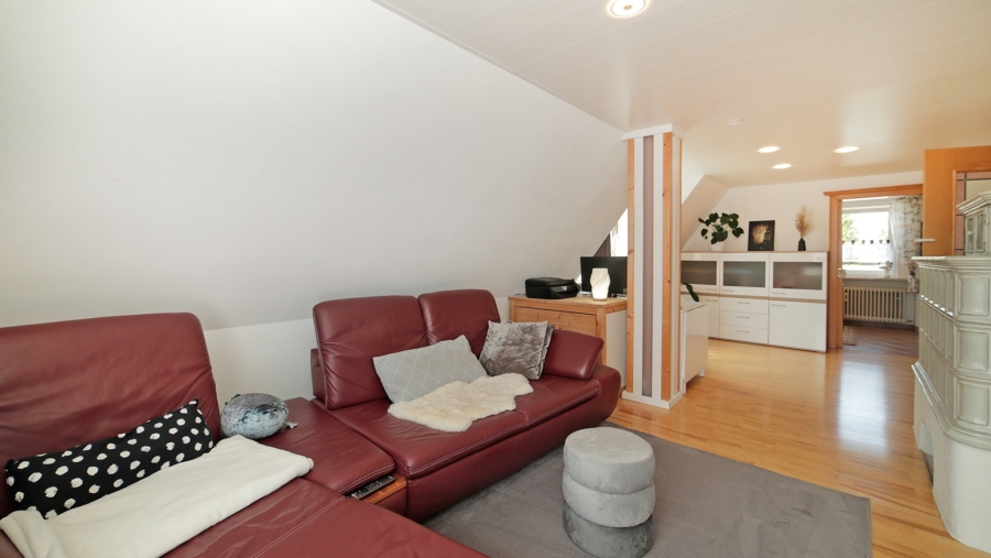 Freistehendes Zweifamilienhaus mit Traumgarten in absolut ruhiger Wohnlage zum Selbstbezug - Wohnbereich im DG (Ansicht 1)