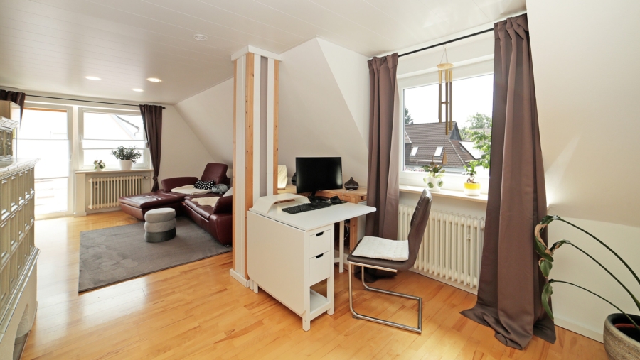 Freistehendes Zweifamilienhaus mit Traumgarten in absolut ruhiger Wohnlage zum Selbstbezug - Wohnbereich im DG (Ansicht 2)