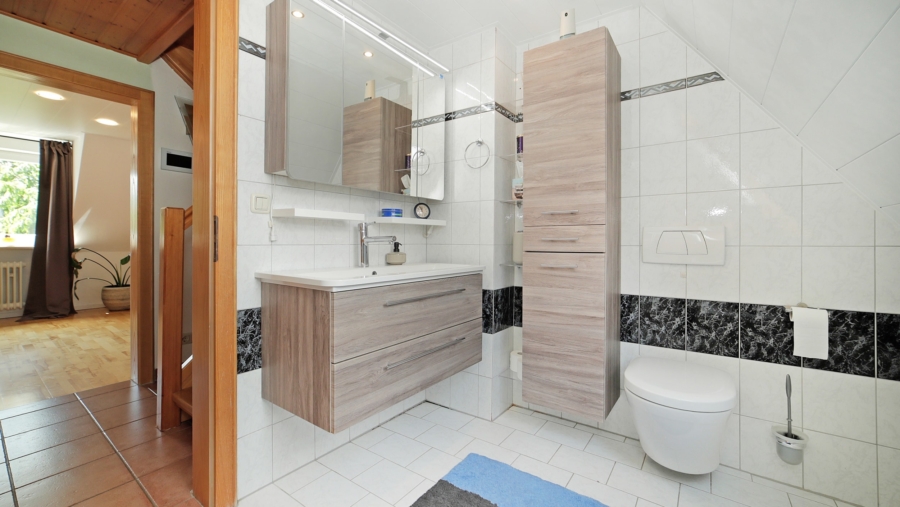 Freistehendes Zweifamilienhaus mit Traumgarten in absolut ruhiger Wohnlage zum Selbstbezug - Badezimmer im DG