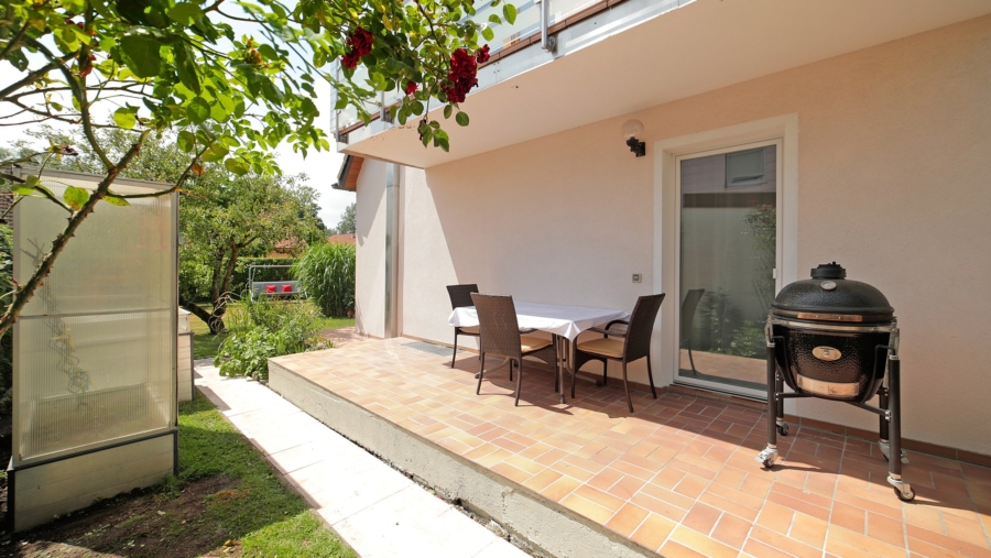 Freistehendes Zweifamilienhaus mit Traumgarten in absolut ruhiger Wohnlage zum Selbstbezug - Terrasse
