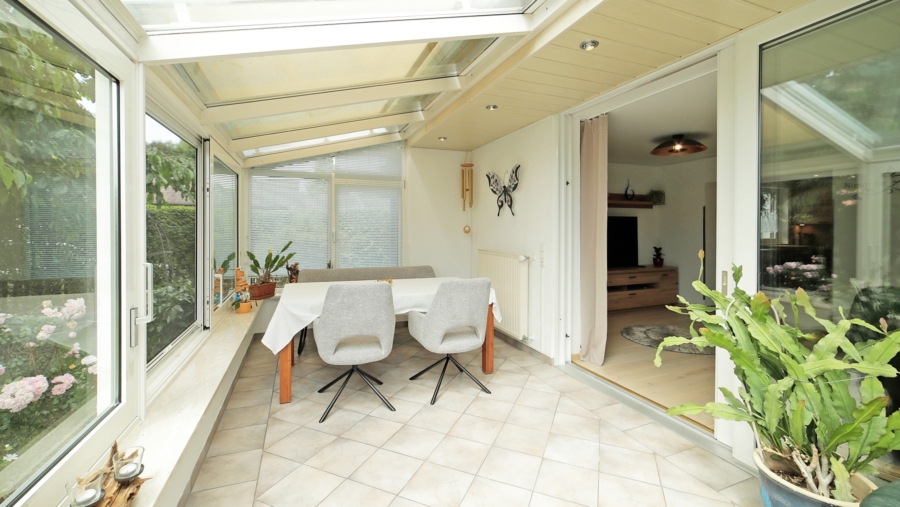 Freistehendes Zweifamilienhaus mit Traumgarten in absolut ruhiger Wohnlage zum Selbstbezug - Wintergarten