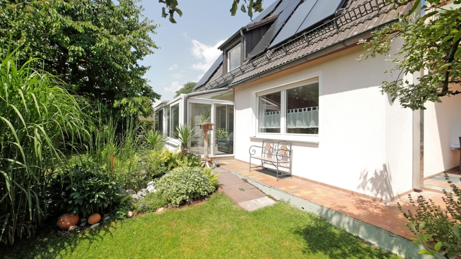 Freistehendes Zweifamilienhaus mit Traumgarten in absolut ruhiger Wohnlage zum Selbstbezug - Garten