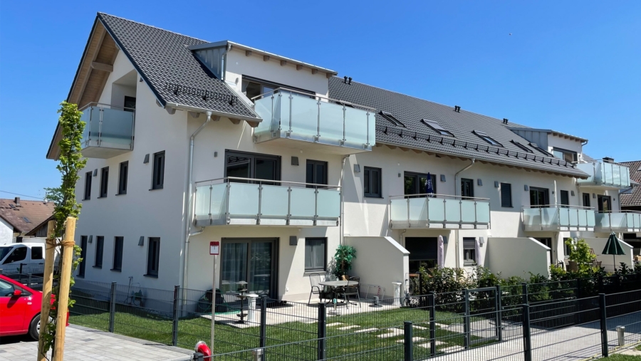 Schöne 2-Zimmer-Eigentumswohnung mit ca. 8,12 m² großem Südbalkon & KFZ-Stellplatz - Gartenansicht Referenzobjekt