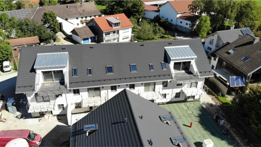 Sehr moderne 4-Zimmer-Dachgeschosswohnung mit 2 großen Balkonen & 2 großen TG-Stellplätzen - Südansicht 2