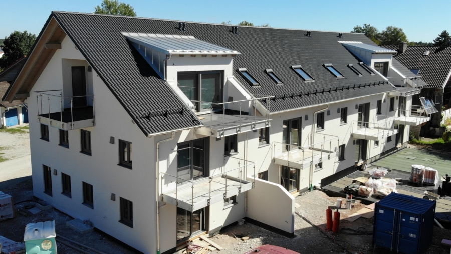 Sehr moderne 4-Zimmer-Dachgeschosswohnung mit 2 großen Balkonen & 2 großen TG-Stellplätzen - West-/Südansicht