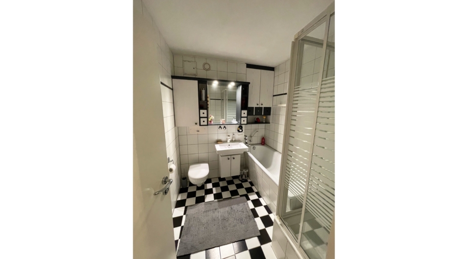 Top gepflegtes Reihenmittelhaus mit ca. 143,96 m² Wohnfläche, 2 Bädern und eingewachsenem Garten! - Bad im Obergeschoss