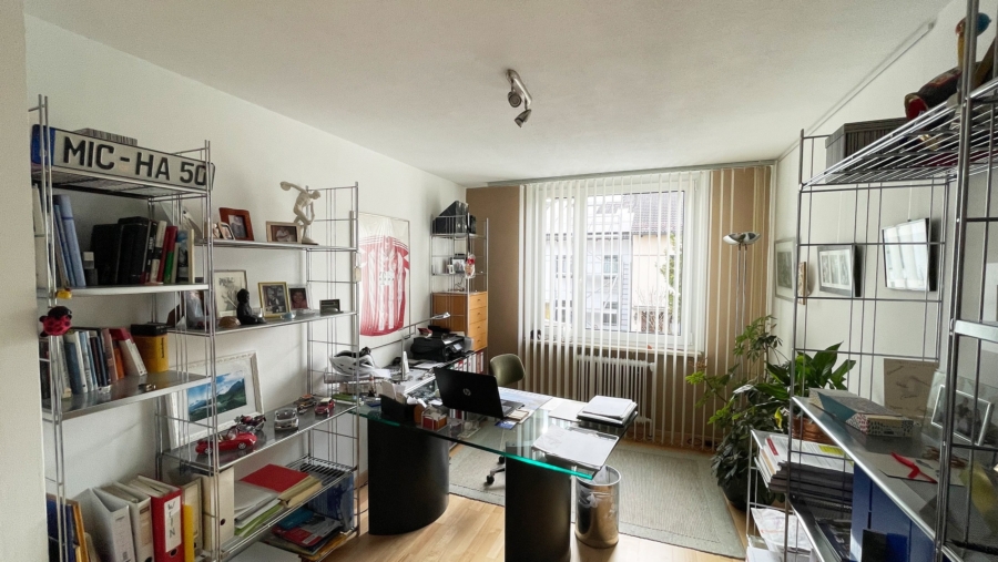 Top gepflegtes Reihenmittelhaus mit ca. 143,96 m² Wohnfläche, 2 Bädern und eingewachsenem Garten! - Büro