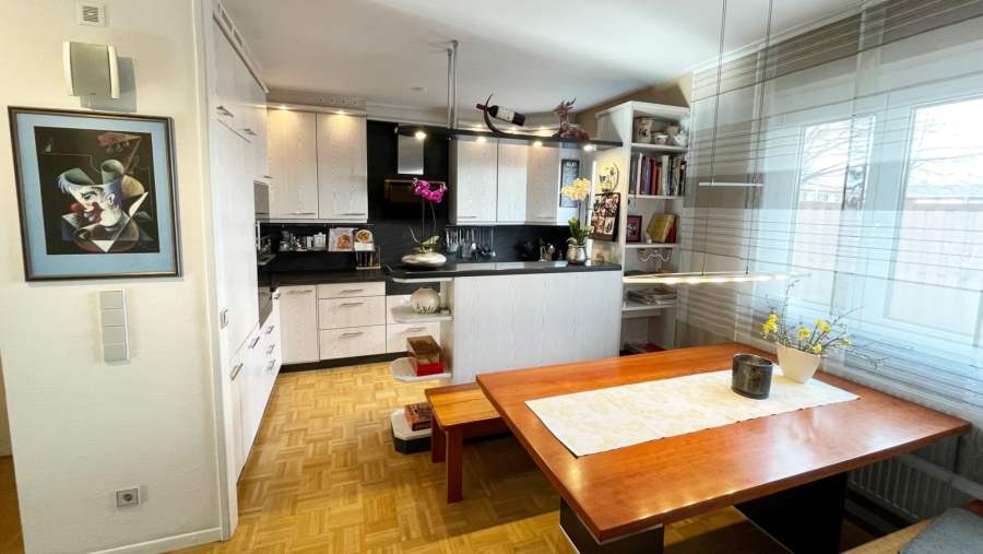 Top gepflegtes Reihenmittelhaus mit ca. 143,96 m² Wohnfläche, 2 Bädern und eingewachsenem Garten! - Küche und Essbereich