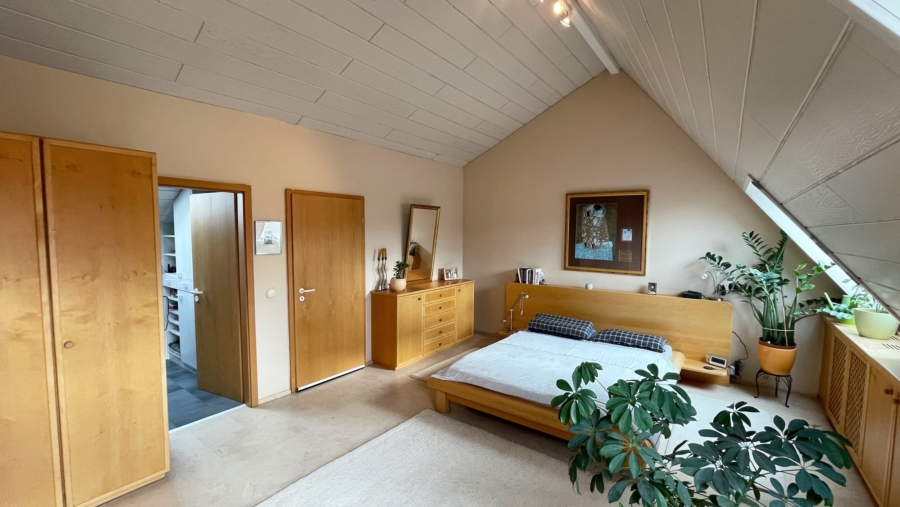 Top gepflegtes Reihenmittelhaus mit ca. 143,96 m² Wohnfläche, 2 Bädern und eingewachsenem Garten! - Studio im Dachgeschoss