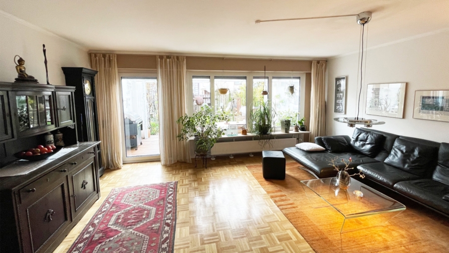 Top gepflegtes Reihenmittelhaus mit ca. 143,96 m² Wohnfläche, 2 Bädern und eingewachsenem Garten! - Wohnzimmer Ansicht 2