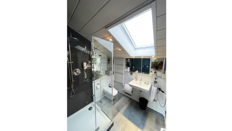 Top gepflegtes Reihenmittelhaus mit ca. 143,96 m² Wohnfläche, 2 Bädern und eingewachsenem Garten! - Bad im Dachgeschoss