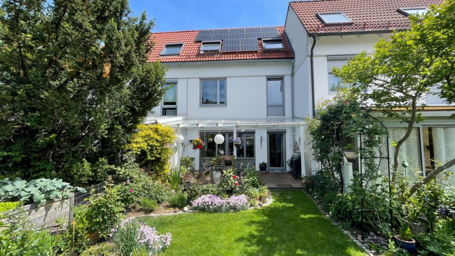 Top gepflegtes Reihenmittelhaus mit ca. 143,96 m² Wohnfläche, 2 Bädern und eingewachsenem Garten! - Westansicht