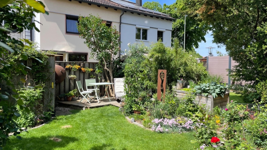 Top gepflegtes Reihenmittelhaus mit ca. 143,96 m² Wohnfläche, 2 Bädern und eingewachsenem Garten! - Lounge
