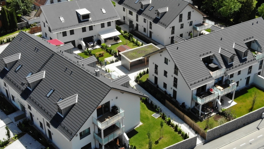 Moderne 3-Zimmer-Wohnung mit großem Westbalkon, 2 TG-Stellplätze & großem Tageslichtbad - Luftbild 2