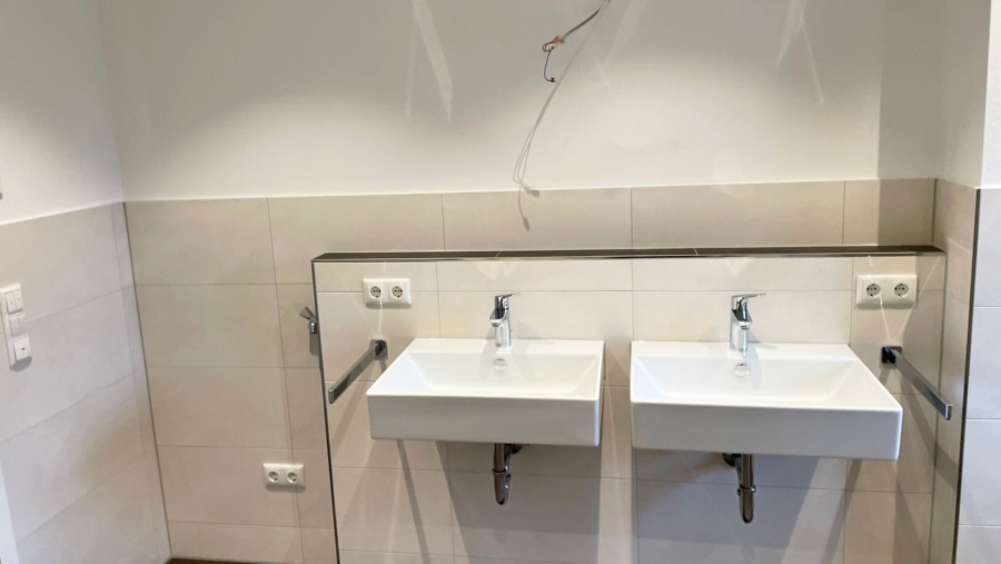 Moderne 3-Zimmer-Wohnung mit großem Westbalkon, 2 TG-Stellplätze & großem Tageslichtbad - Doppelwaschbecken